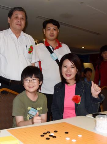 副縣長張皇珍為雲林最小的10歲六段小棋士劉秉曄加油