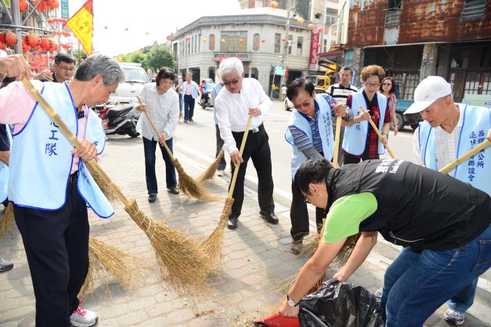 李縣長4日領軍清掃第一大隊，環保志工們手拿掃把、畚箕等工具，清掃街道以及社區角落。