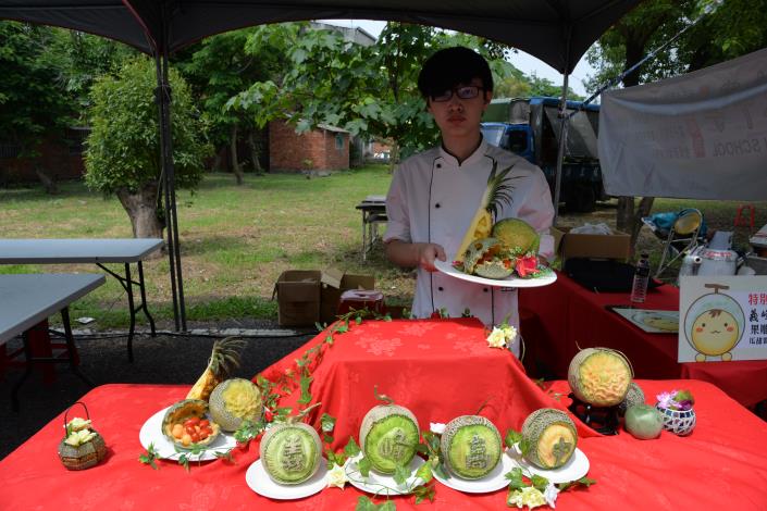義峰高中學生林承亮展現精緻的洋香瓜果雕成果，洋香瓜由崙背鄉蔬菜產銷班46班贊助。