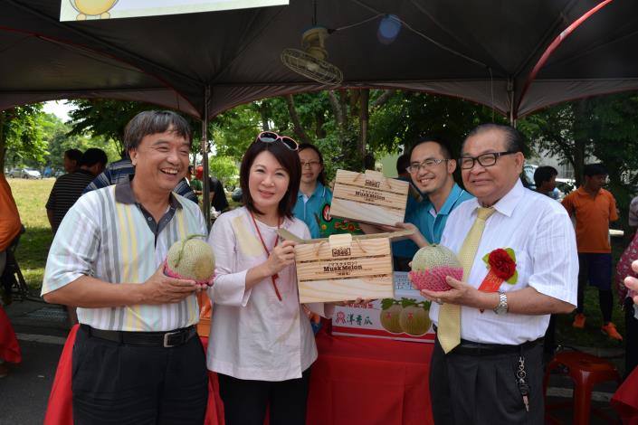崙背洋香瓜節已舉辦多年，5月7、8日在崙背鄉公所前舉行，有許多洋香瓜的銷售，想購買的民眾要把握機會。