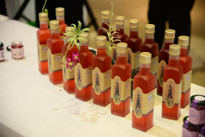 奇香妙草國際股份有限公司則將有機食用花紫羅蘭開發多樣化食飲。