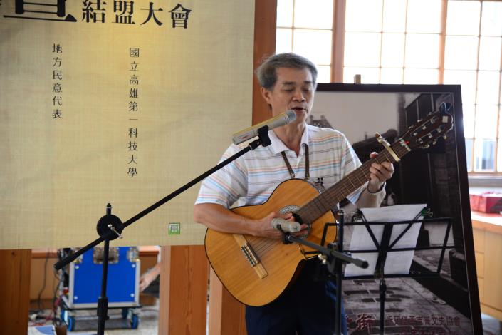 謝暉宏老師彈奏自創曲「來土庫唱情歌」，不少民眾隨著曲調哼唱。