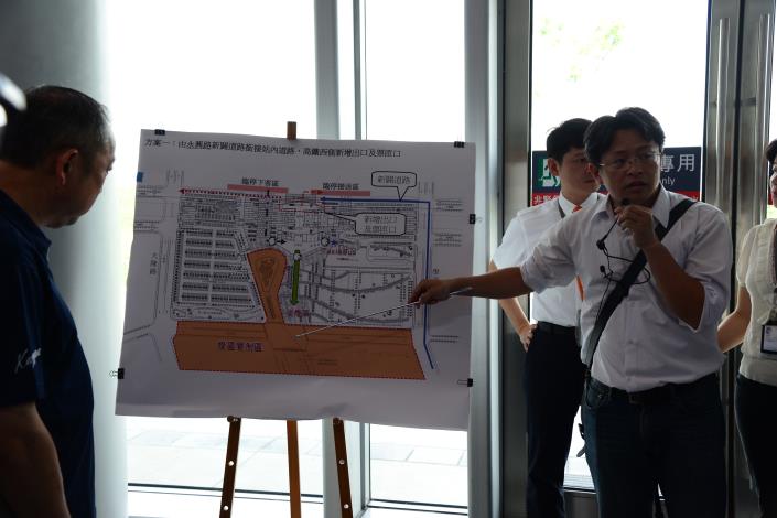 工務處長彭子程提出交通方案，供高鐵站人員參考。