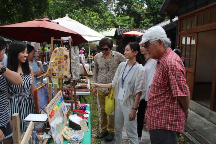 縣長李進勇在文化處長林源泉陪同下，親臨活動現場與藝術家、市集攤商互動。