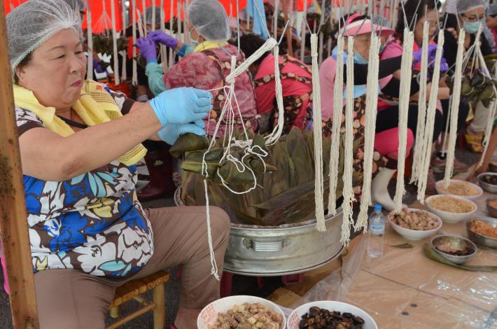 社區媽媽們在高溫下努力包出1萬2千顆粽子，希望讓每個人都能享受端午氣氛