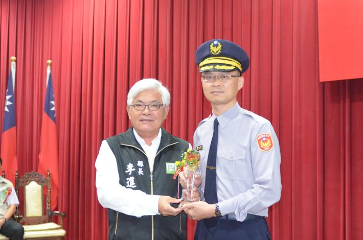 李縣長頒獎給「105年全國模範警察」林清豐督察員