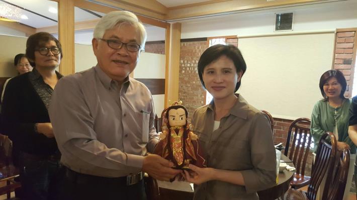 縣長李進勇致贈文化部長鄭麗君Q版布袋戲偶。