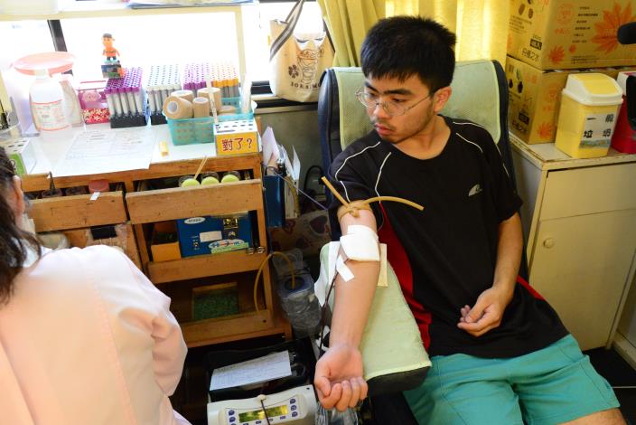 不少年輕學子趁暑假期間捐血。