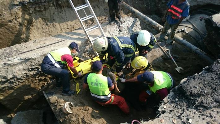 雲林縣消防局25日搶救斗南鎮台一線田頭橋土石坍方受困民眾 