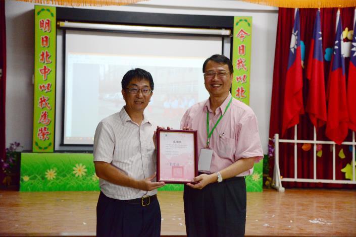 台中市教育局專門委員方炳坤致贈感謝狀給北港國中校長梁恩嘉。