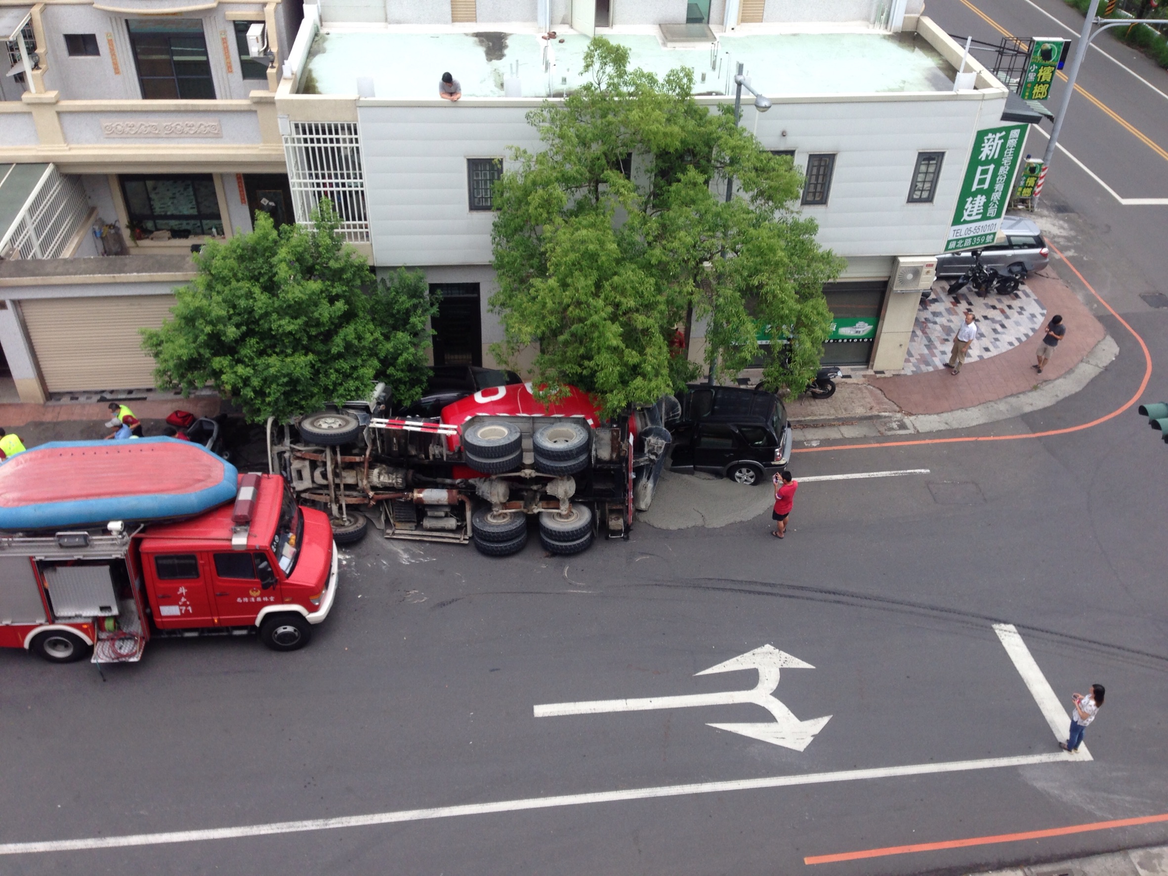 消防局搶救斗六市鎮北路與斗六一路口預拌混凝車翻覆事故