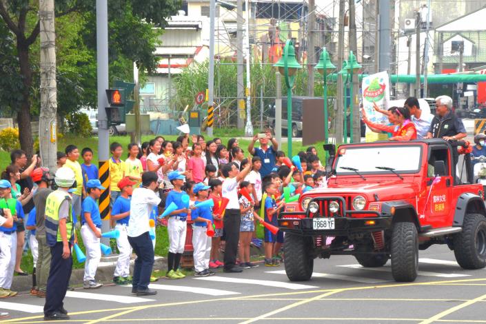  遊行車隊在斗六市區受到大家的歡迎