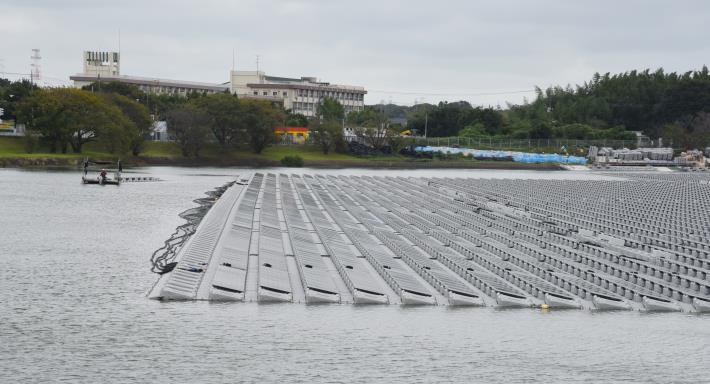 日本千葉縣山倉水庫浮動式太陽能發電設置情形