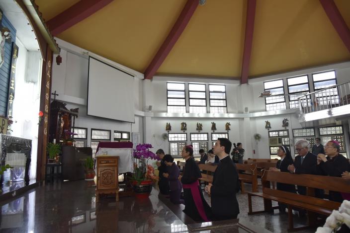 副總統陳建仁與縣長李進勇等人在教堂內祈禱