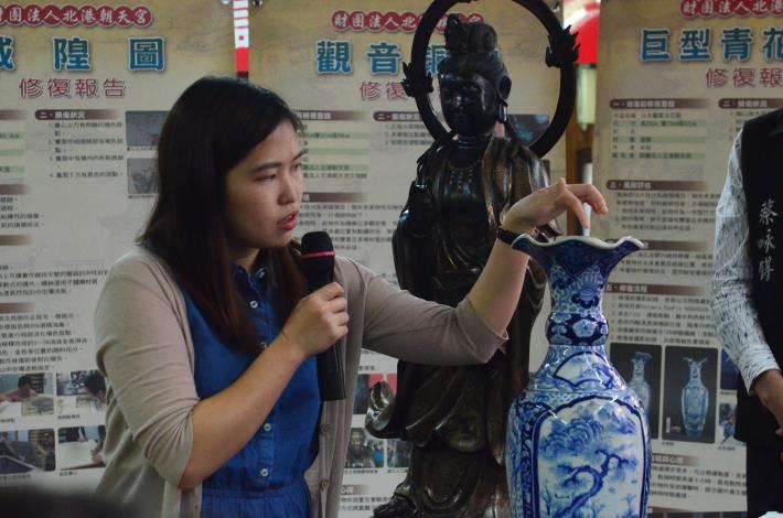 參與修復的學生說明「巨型青花瓷瓶」修復過程