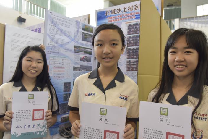 斗六國中獲獎學生開心與作品合照