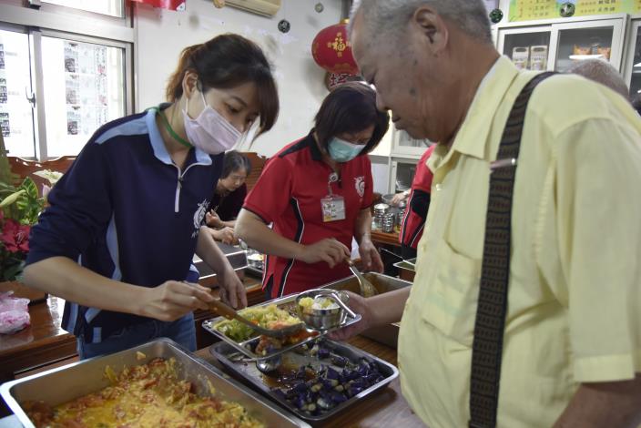 志工協助長輩們盛裝飯菜