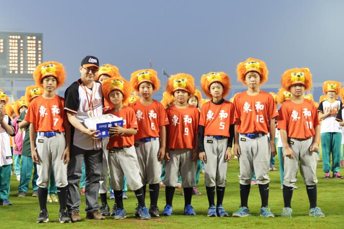 球隊代表贈送棒球給東和國小棒球隊