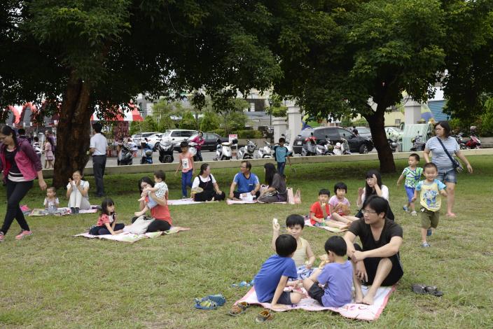 民眾在虎尾圖書館外廣場草皮席地野餐