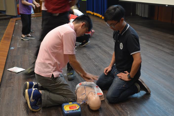 學員實際操作AED及CPR的急救步驟