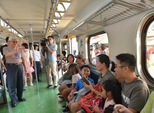 李縣長也登上列車與民眾共享「坐火車，看表演」的樂趣
