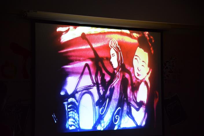 沙畫藝術家馬力歐現場表演繪製布袋戲意象，惟妙惟肖讓在場觀眾驚呼聲連連。