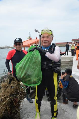 活動現場由李縣長親自帶領專業潛水員潛入近海調查海底情況，並展示打撈出來的海底垃圾。