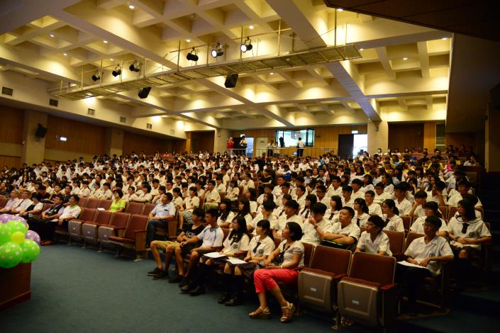 陳部長首次返鄉演講，與參賽學生、縣內國高中生及民眾分享所研究科學的經驗。