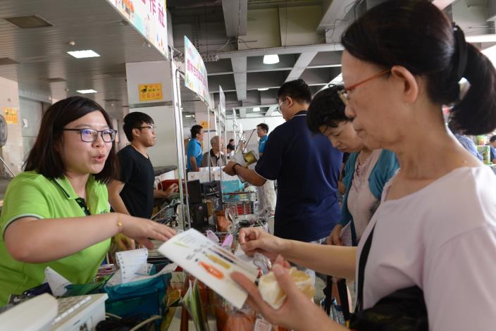 現場擠滿試吃與採買的民眾