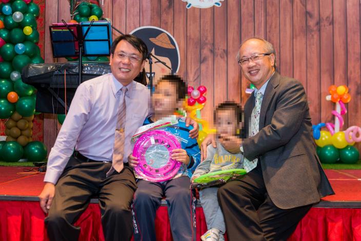 副縣長與雲林家扶中心主委陳燦勳一同頒發小物給上台表演的寄養童
