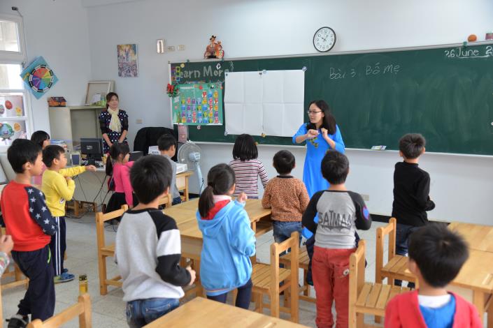 縣長李進勇與學生們一起學習越南語