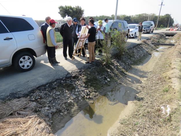 李縣長視察新生農地重劃區53路農路排水改善工程