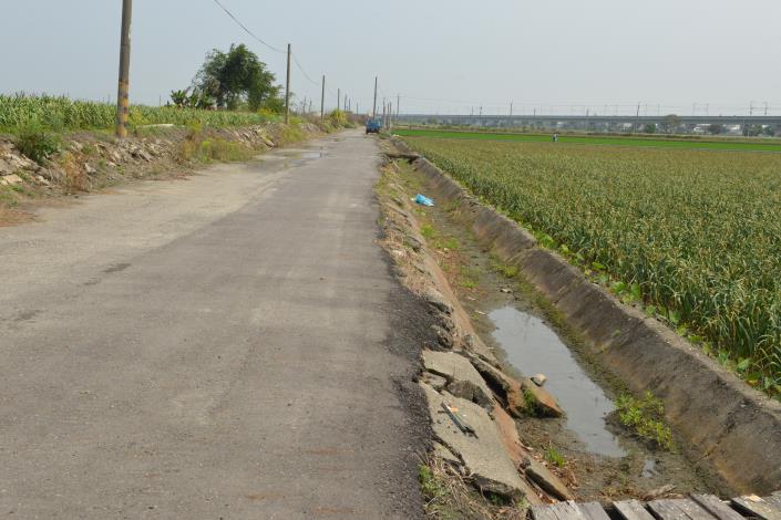秀潭重劃區南北28路農路排水及路面皆須改善
