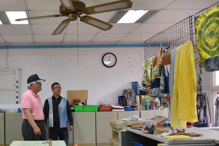  李縣長參訪進駐樟湖國小舊校區的藍染課程成果