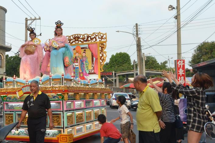 顏三泰、黃志偉大師攜手創作的「天上聖母福祐北港」藝閣車受到民眾歡迎