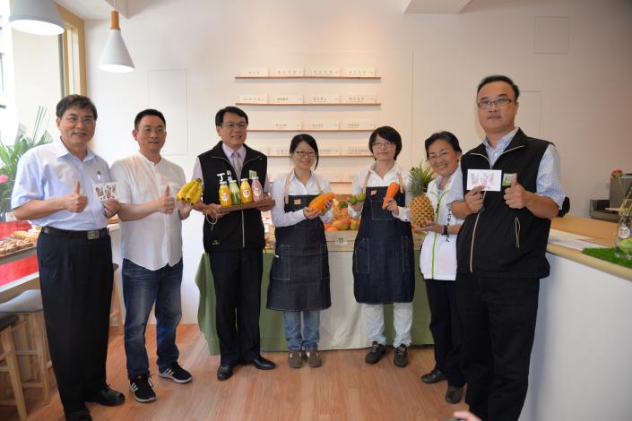 返鄉創業青年周佳靜、林佳瑩成立「果牧藝文蔬果飲」，今(17)日在眾多群眾觀禮下盛大開幕。