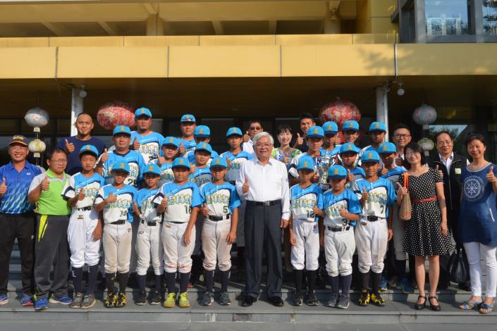 縣長李進勇今日接見在「107年華南金控盃全國少棒錦標賽」榮獲季軍的教練及小選手