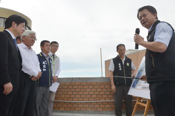賴院長及李縣長聽取建設處長蘇孔志對於台西綠能專區推動進度之介紹