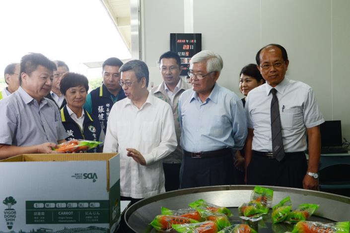 陳副總統及李縣長了解東勢果菜生產合作社紅蘿蔔的包裝過程
