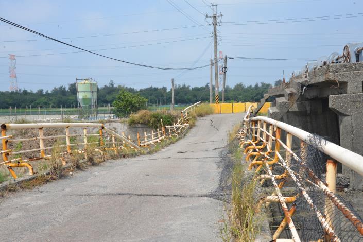 便橋橋面產生裂縫恐影響行人安全，目前已封閉禁止通行