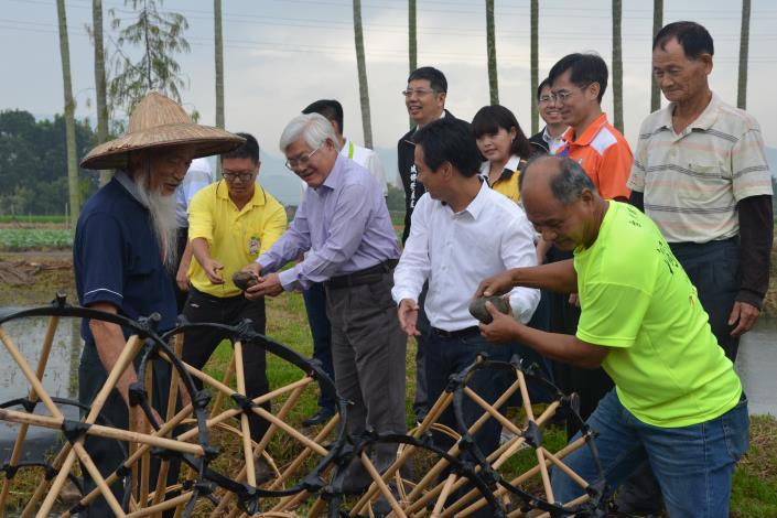 來賓們體驗於竹簍內放滿石頭
