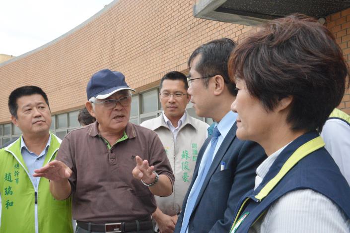 李縣長向黃委員(右二)介紹雲林縣綠能產業的推動進度