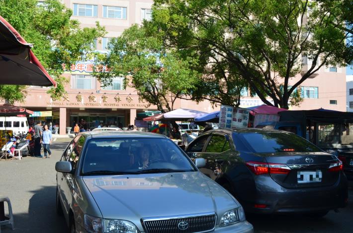 臺大醫院雲林分院斗六院區前在過去攤販林立，常見攤商與汽機車爭道的狀況