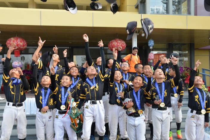 文昌國小棒球隊抱回兩項冠軍殊榮，小選手們掩不住喜悅