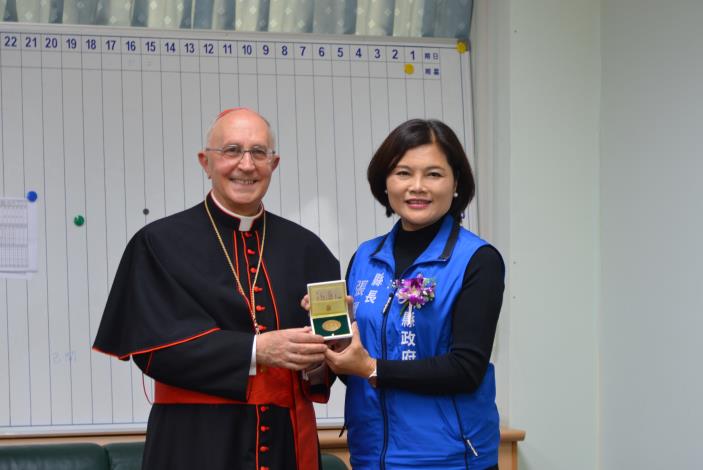 費洛尼樞機主教代表教宗方濟各致贈張縣長紀念章