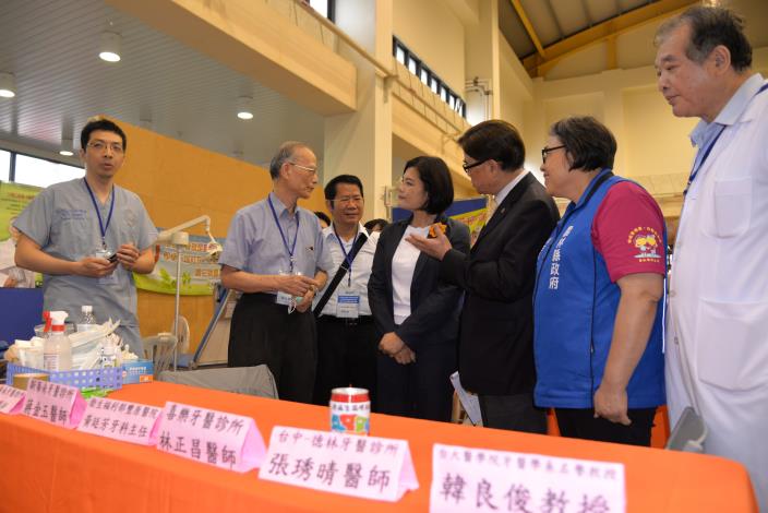 台灣口腔癌防治先驅－台大韓良俊教授及多位醫師團隊參與義診。