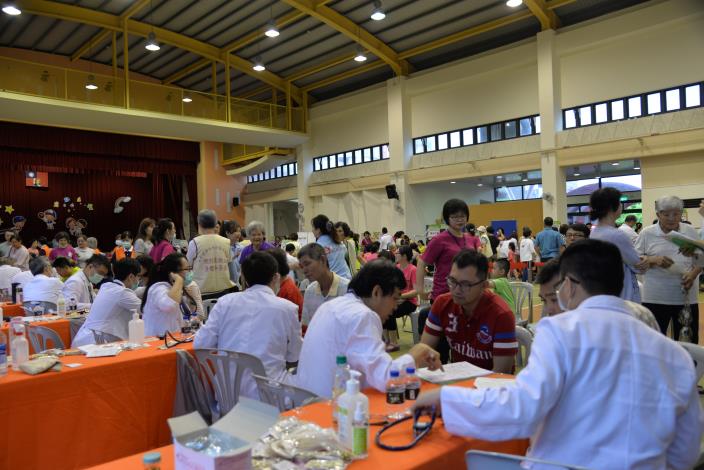 台北市雲林同鄉會醫療服務團隊，結合各大醫療機構，出動40多位名醫，進行十多項診查，讓鄉親不用舟車勞頓，就近獲得醫療服務。