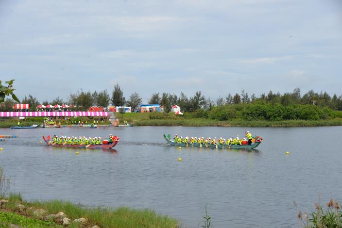縣府與議會隊龍舟表演賽。