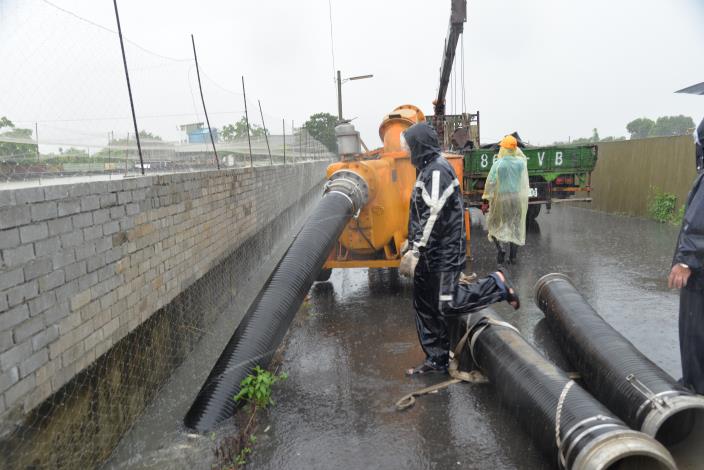 虎尾公所設移動式抽水機協助緩解崛頭里淹水情形。
