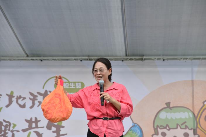 副縣長謝淑亞展示宣導旗幟製作的環保袋